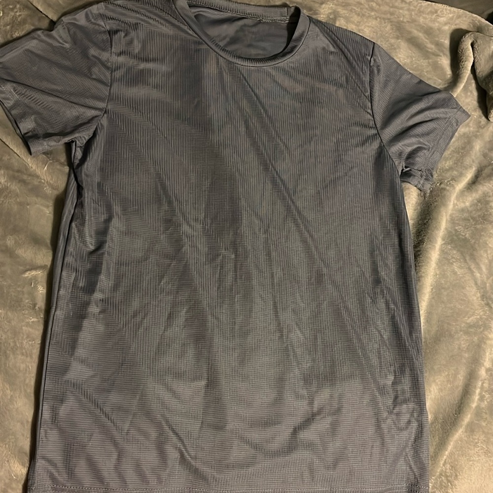 Men’s small greyish t shirt